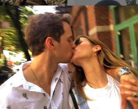 Freddie kissing her wife, Johanna Braddy