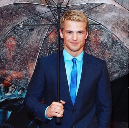 Freddie Stroma posing for the photo