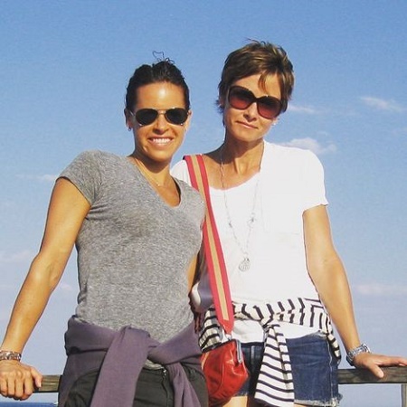 The lesbian couple Stephanie and Jennna.