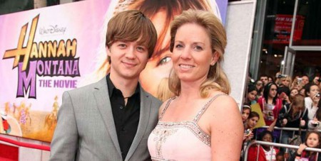 Jason Earles and his former wife Jennifer Earles at the Hannah Montana movie premiere