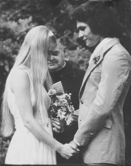 Lisa Niemi and Patrick Swayze tieing the knot