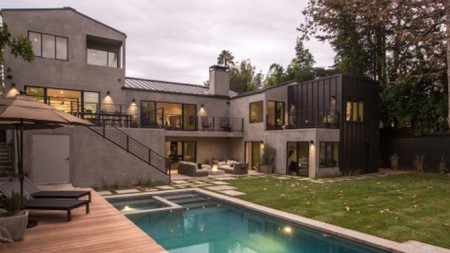 Sara Gilbert and Linda Perry lives in a modern house