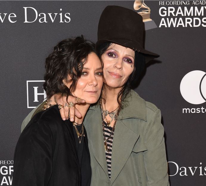 Sara Gilbert with his wife, Linda Perry