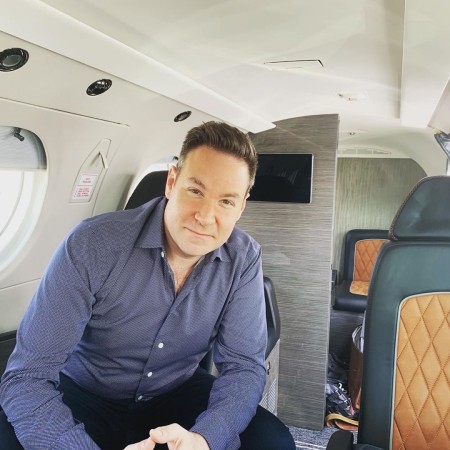 Jeff Rossen flying in the plane