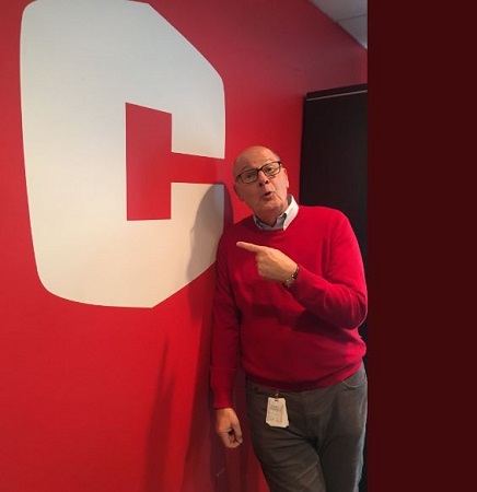 Image: Harry posing for the photo in his office. Source: Twitter @HarrySmith