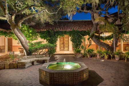 Roxanne Tunis' former partner, Clint Eastwood lives in a luxurious house