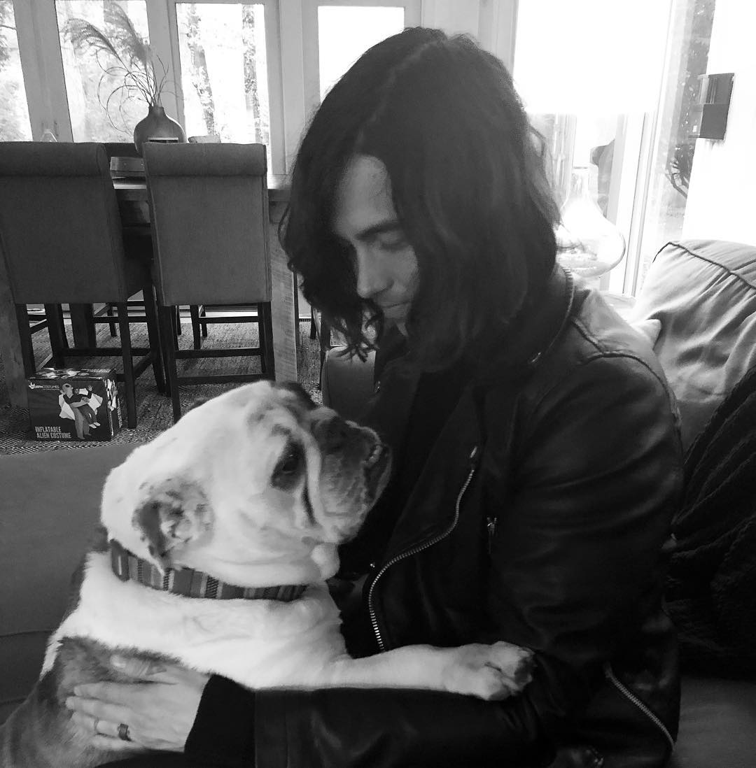 Kellin Quinn hugging his pet bulldog
