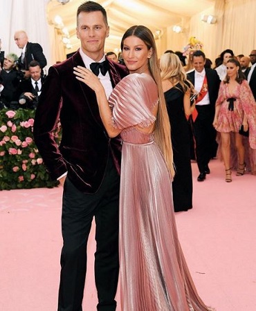 Image: Tom and his wife on the ceremony posing for the photo. Source: @tombrady