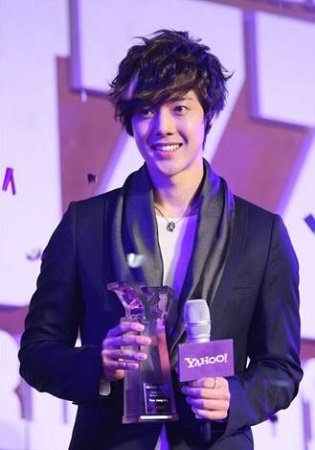 Kim Hyun Joong after winning Yahoo! Buzz Awards 2010.