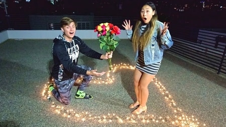 Carter Sharer proposing his girlfriend Lizzy Sharer