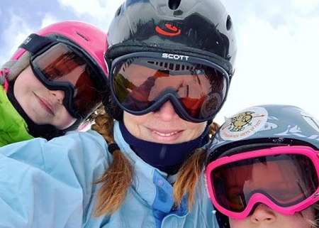 Sarah Rafferty enjoying with daughter