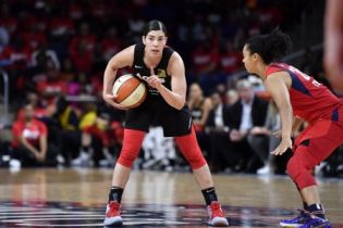 Lauren Plum's younger sister, Kelsey Plum playing basketball