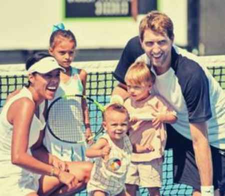 Jessica Olsson and Dirk Nowitzki playing tennis with their childrem