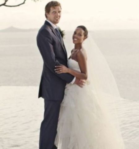 Jessica Olsson and Dirk Nowitzki posing for a wedding photo