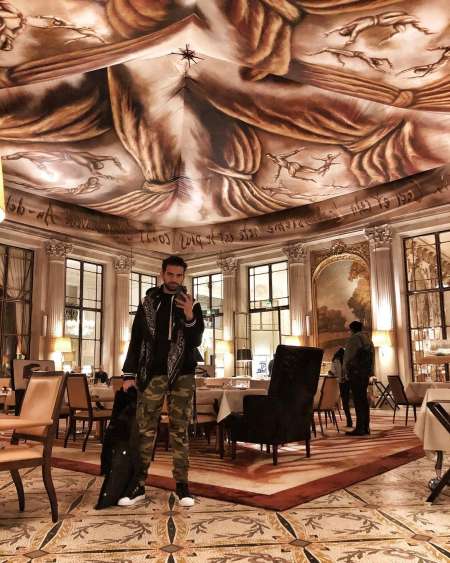 Cameron Cruz taking mirror selfie at Le Meurice, a five-star hotel