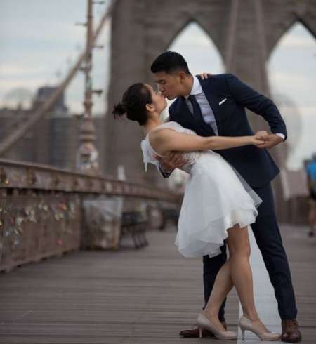 Hannah Pham and Ronny Chieng kissing each other at their wedding ceremony