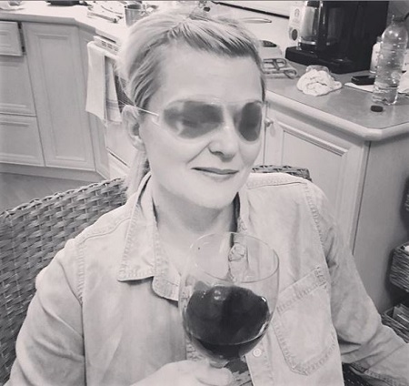 Jennifer Robertson enjoying her drink.