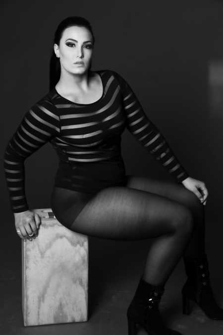 Arissa posed for photoshoot.