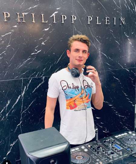 Actor & DJ Kennedy with his Turntable. Know more about James bio, wiki, age, mom, dad, parents, family, and Twitter