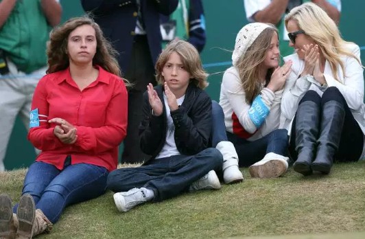 Amanda Brynn Mickelson with her siblings
