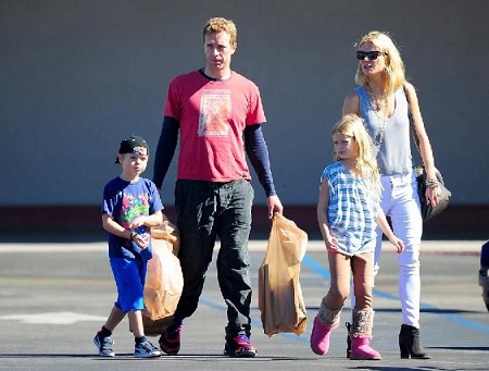 Apple Martin with her whole family. know more about Apple martin family, parents, father, mother and siblings.