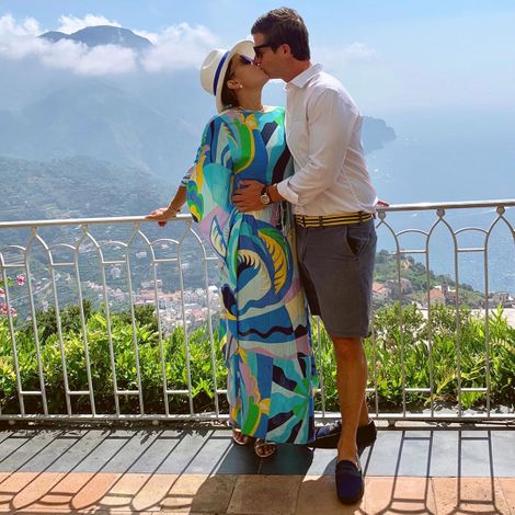  Bethenny Frankel kissing her new boyfriend, Paul Bernon. Know more about Bryn's mother marital relationship, marriage date and venue with other wedding details