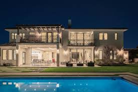 Morris' house in Los Angeles has a swimming pool