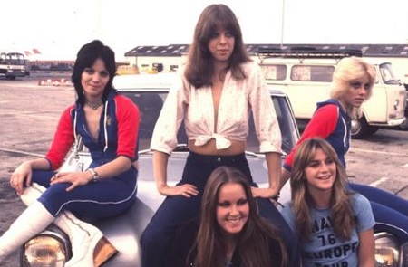 Image: Jackie Fuchs with her bandmates of Runaways posing for photo