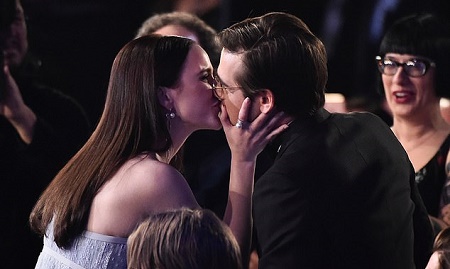 Rachel and Jason kissing at SAG Awards.