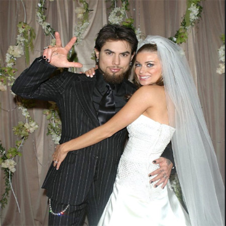 Carmen Electra and Dave Navarro's wedding photo 
