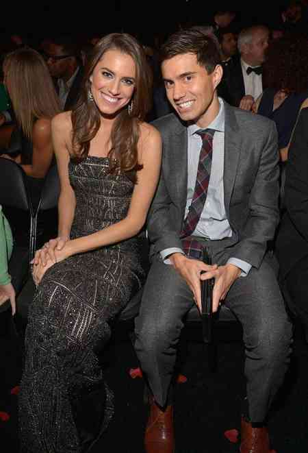 Allison Williams and Ricky Van Veen first met in a bachelor's party