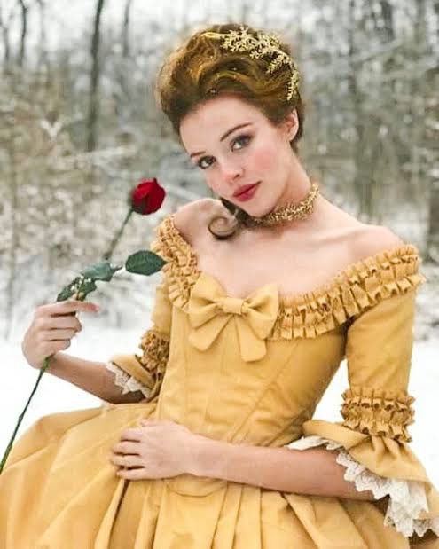 Micarah Tewers is enjoying a happy bachelor's life with a full smile on her face. 