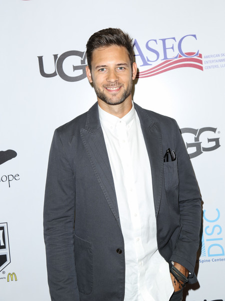 Steve Lund is currently enjoying his single life with her family and friends. 