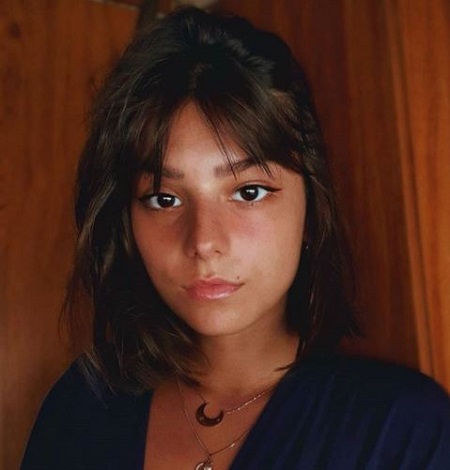  The arising singer Elsa Roses currently lives a single life.