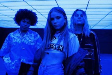 Lexee Smith is not dating anyone.