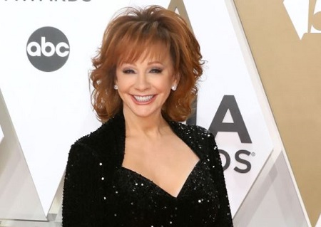  The country music singer Reba McEntire announced that she is dating an actor Rex Linn.