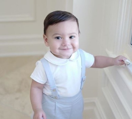 Jennifer Andrade shared a son named Russell Santiago Peters with Russell Peters. 