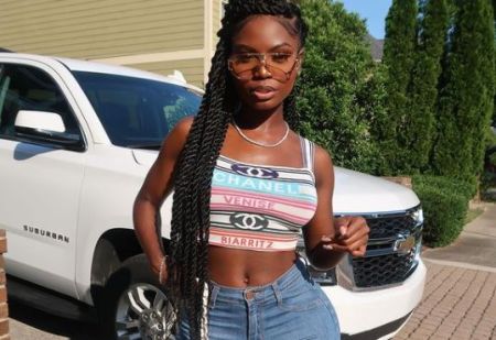 Lulu Simmons' net worth is $500,000.