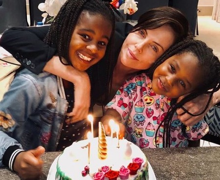 August Theron with her mother Charlize Theron (right) and sister Jackson Theron (left).