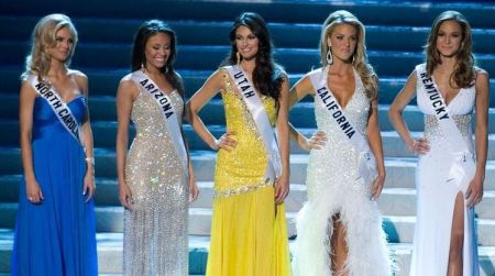 Laura Chukanov with fellow Miss USA participants.