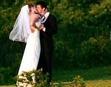 Melissa McKnight and Matt LeBlanc kissing at their wedding ceremony. Know more about the former couple's marital relationship.