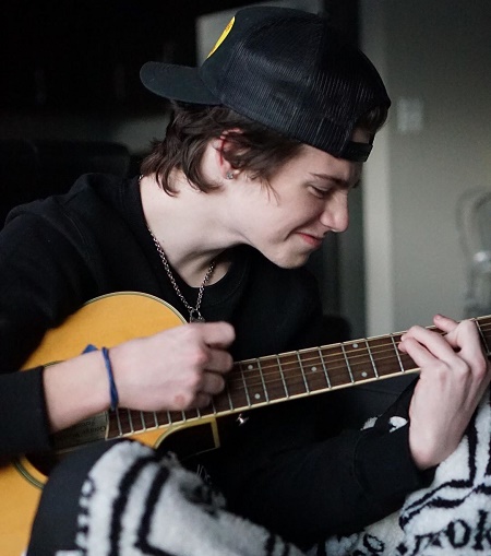 P.A.Y.T.O.N's Playing the Guitar