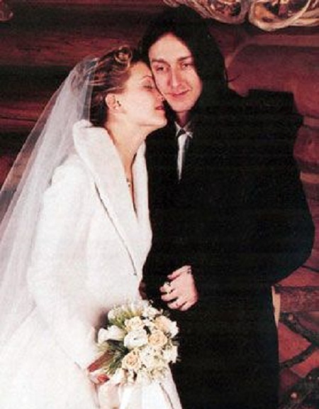 The Wedding Picture of Kate Hudson and Chris Robinson
