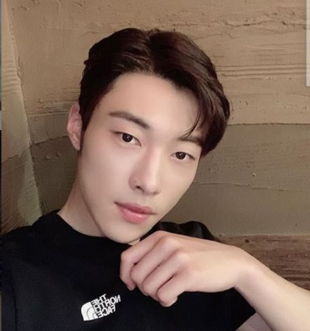  The South Korean actor Woo Do-Hwan is living a single life at the moment.