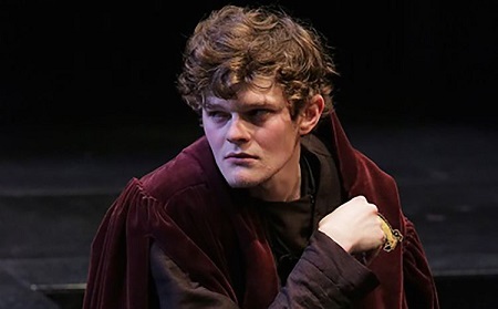 Robert Aramayo Has No Girlfriend