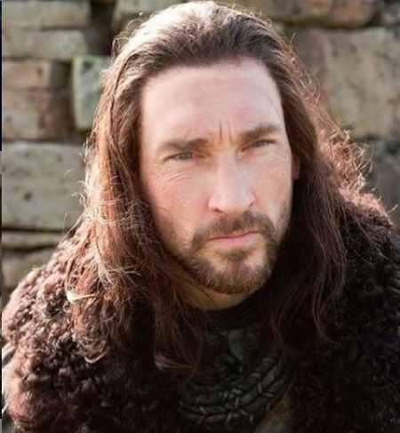  The English actor Joseph Mawle is living a single life. 