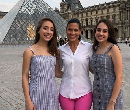 Lynda Baquero with her two adorable daughters.