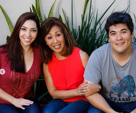  Linda Yu with her son Rick Baer and daughter Francesca Baer Ling.