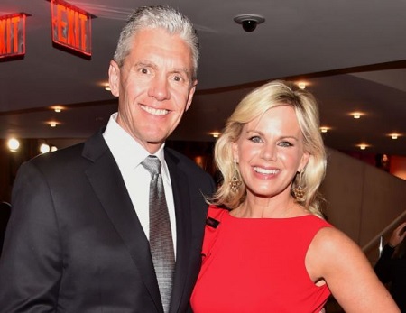 The journalist Gretchen Carlson married the sports agent Casey Close on October 4, 1997.