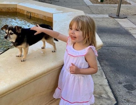 The journalist Frank Mottek shares a picture with the baby girl on his Instagram account.